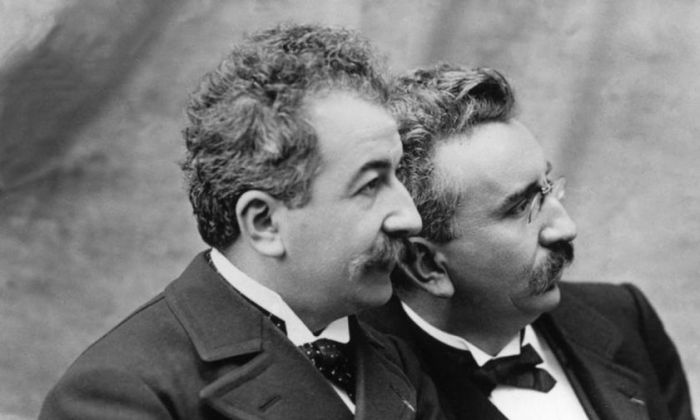 En 1895 los Lumière presentan la primera película