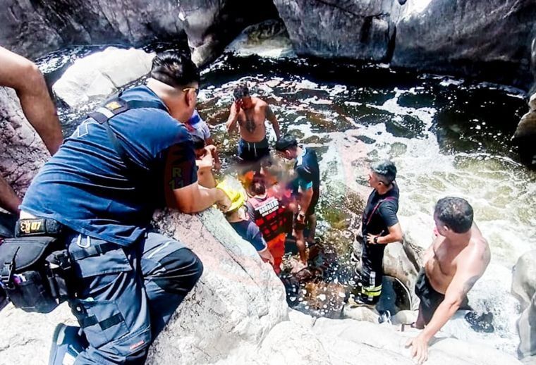 Un turista murió en un balneario de Mina Clavero por buscar una ojota