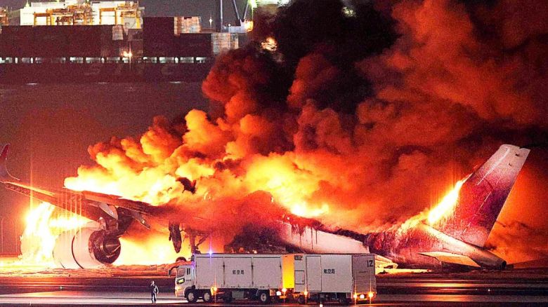 Cinco muertos tras el choque de un avión con una aeronave militar en el aeropuerto de Tokio 