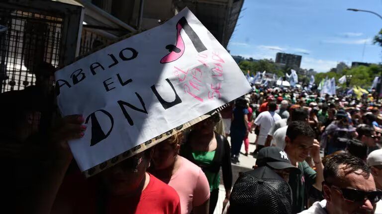 La resolución de la justicia laboral que puso un freno al DNU de Milei argumenta que no ve la urgencia de la reforma