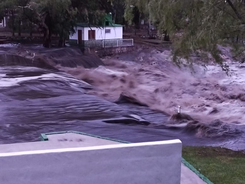 Achiras amaneció con una importante crecida de su río