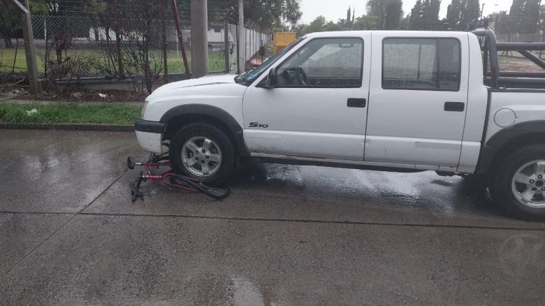 Un ciclista con traumatismo de cráneo por  el choque con una camioneta