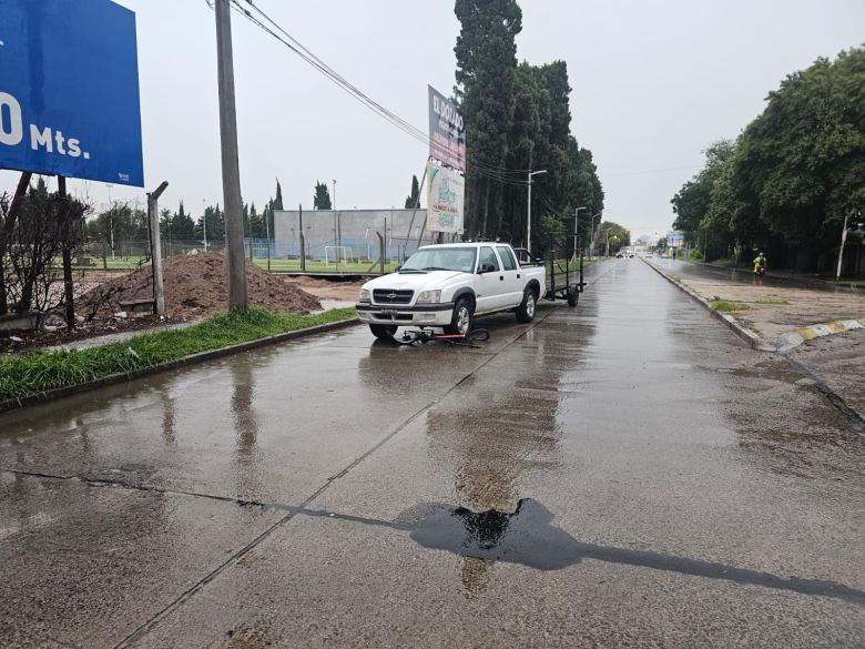 Un ciclista con traumatismo de cráneo por  el choque con una camioneta