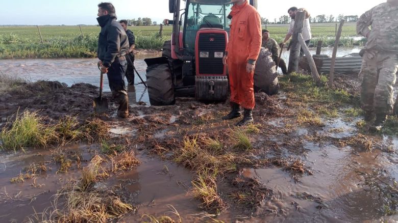 El Ejército Argentino llegó a Santa Flora a rescatar a las familias que quedaron varadas en los campos