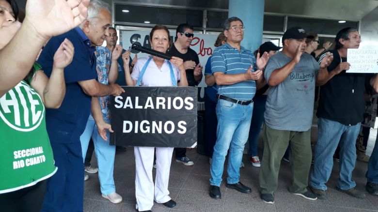 La protesta por los despidos en la Provincia se concentró en el Hopistal