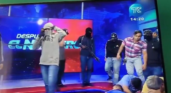 Violencia en Ecuador: una banda armada tomó un canal de televisión y tuvo secuestrados a los empleados