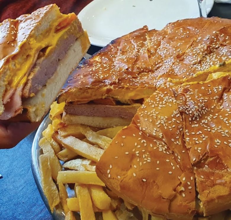 Un local lanzó un polémico reto que consiste en comer una hamburguesa de 1 kilo en 30 minutos para no pagarla 