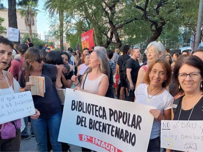 Se realizó un cacerolazo cultural en la ciudad y en Córdoba por rechazo al DNU