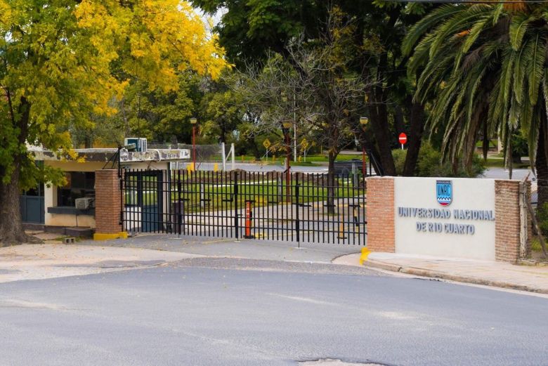 Continúa la construcción de aulas para la facultad de Ciencias Económicas en la Universidad