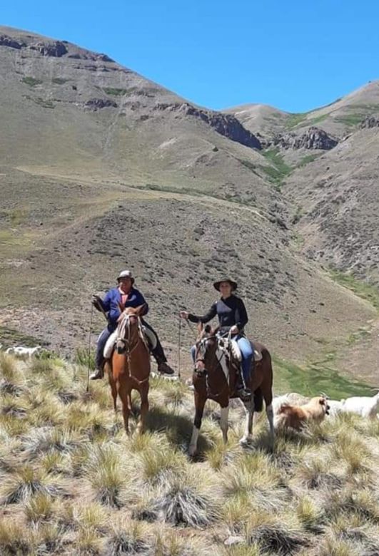 Susana, la joven que acompaña en los arreos en el norte neuquino