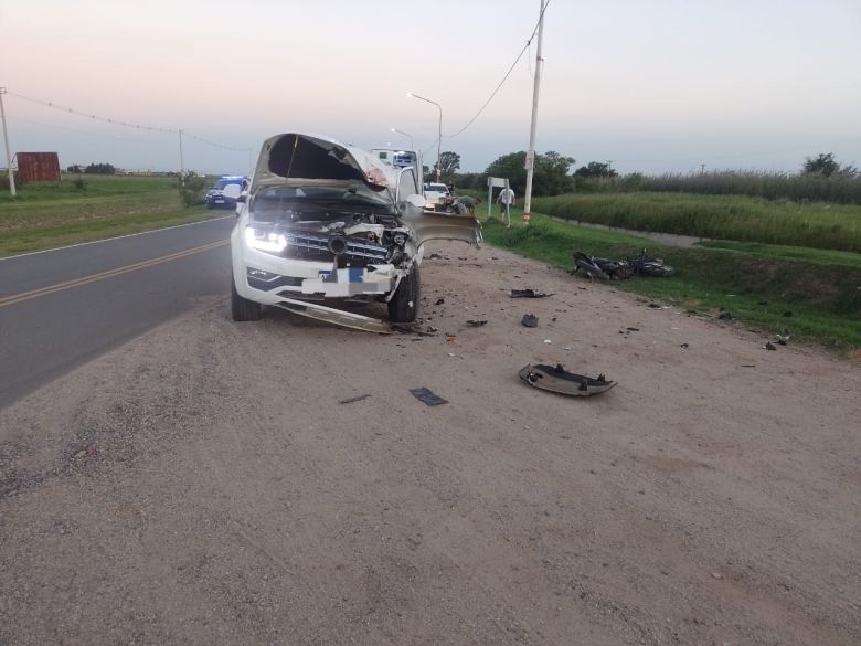 Un motociclista muerto al chocar con una camioneta 