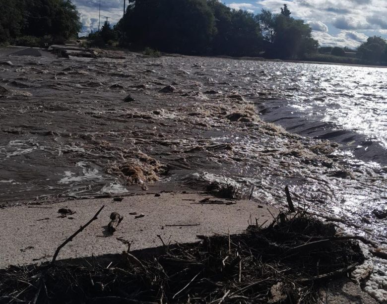 El río Seco ahora es torrentoso y los productores tienen que alargar unos 70 km porque no pueden cruzar 