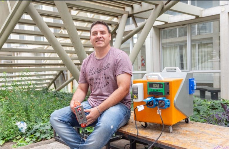 Cansado de los cortes de luz, un estudiante de la UNC creó un generador eléctrico portátil para zonas sin energía