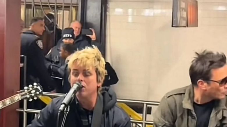 Green Day y Jimmy Fallon rockearon en una estación de subte de Nueva York 