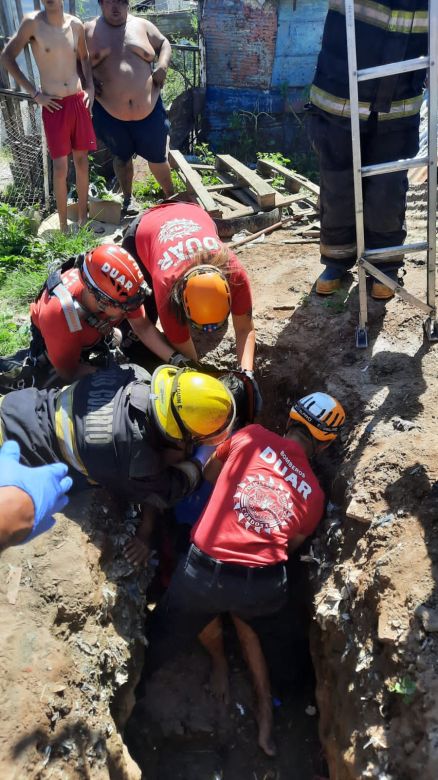 Rescataron a una mujer que cayó a un pozo ciego