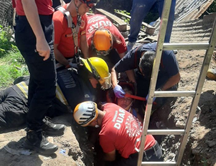 Rescataron a una mujer que cayó a un pozo ciego