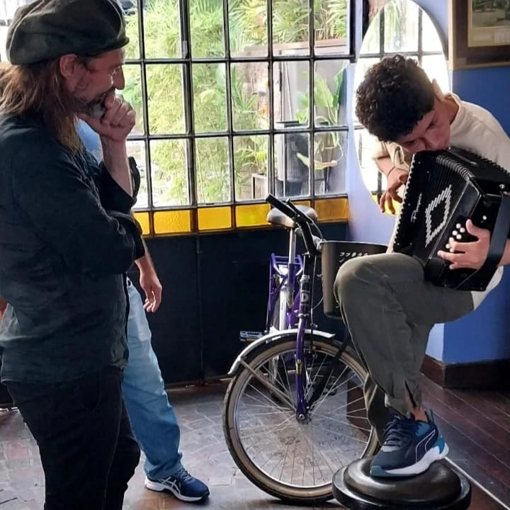 El chango Spasiuk le regaló un acordeón a un joven músico de Concepción del Yaguareté Corá