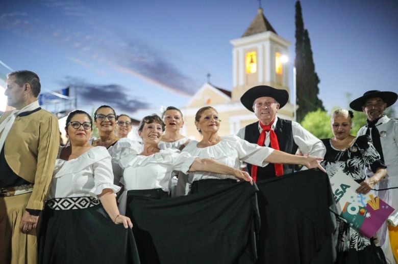 Llaryora anunció obras y entregó aportes al Festival Nacional de Folclore 