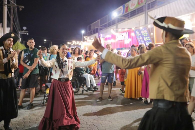 Llaryora anunció obras y entregó aportes al Festival Nacional de Folclore 