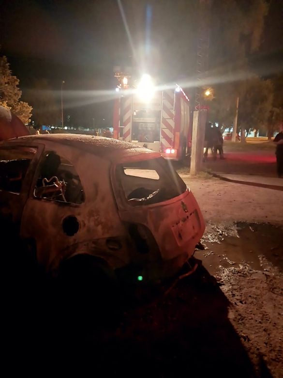 Un auto se incendió en Elena 