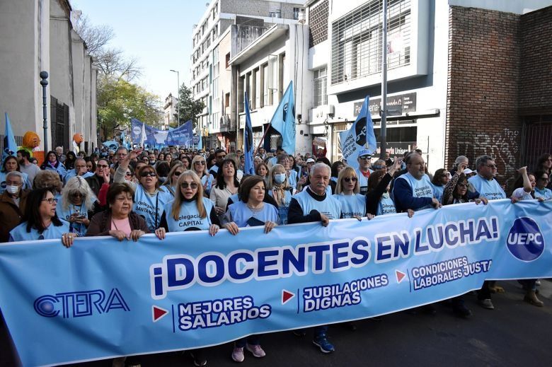 Docentes se movilizan frente a la unicameral 