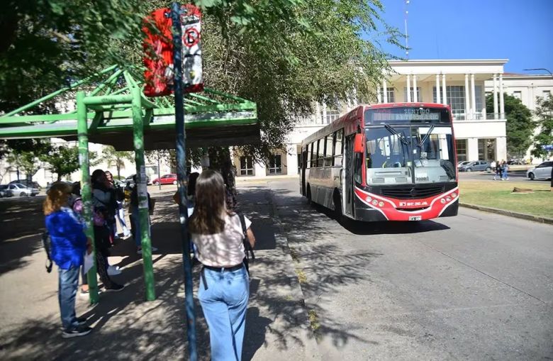 La Nación anunció que elimina los subsidios al transporte del interior del país