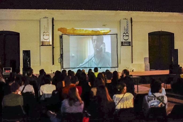 Gran convocatoria de público para ver Cine al Aire libre