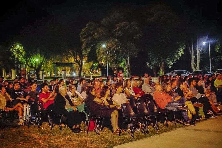 Gran convocatoria de público para ver Cine al Aire libre