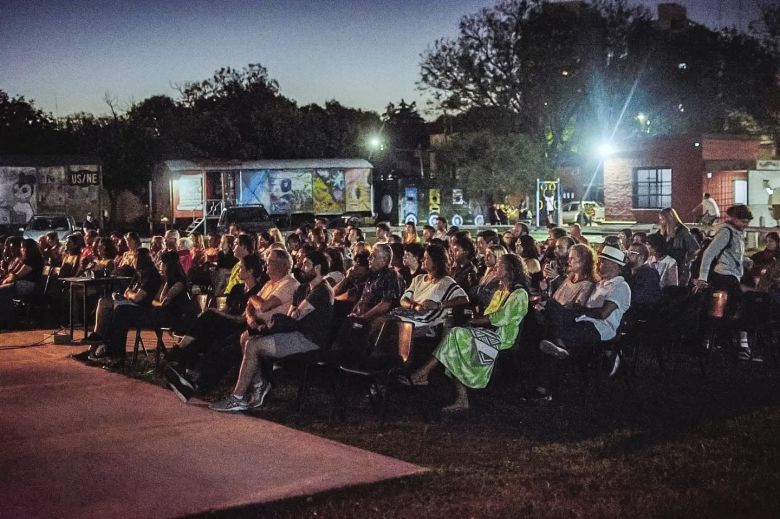 Gran convocatoria de público para ver Cine al Aire libre