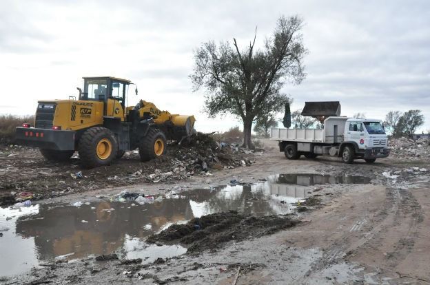 Vecinos denuncian recurrentes incendios en el enterramiento sanitario