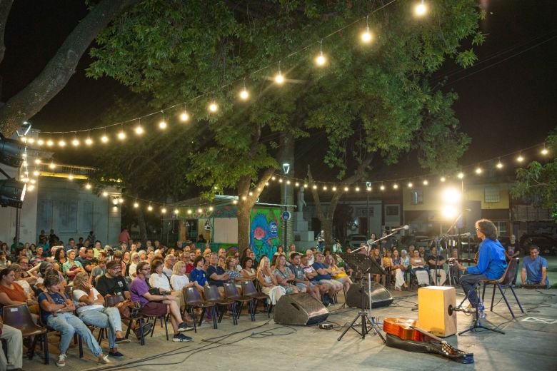 “Esperando el Otoño” trae al destacado violinista Víctor Renaudeau a la Plaza del Pueblo