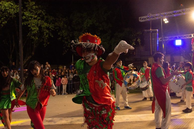 Súper martes de carnaval en la ciudad después de la suspensión del día de ayer