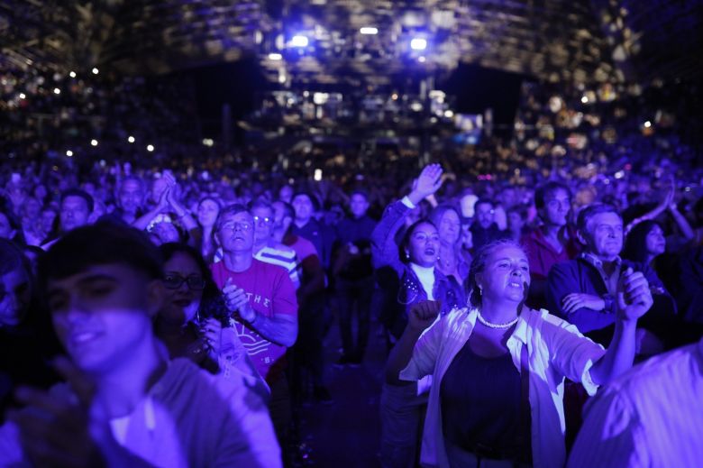 Abel Pintos y Los Palmeras cerraron el Festival Internacional de Peñas