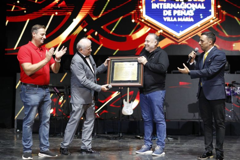 Miguel Borsatto fue homenajeado por sus 50 años en la conducción del Festival de Peñas 