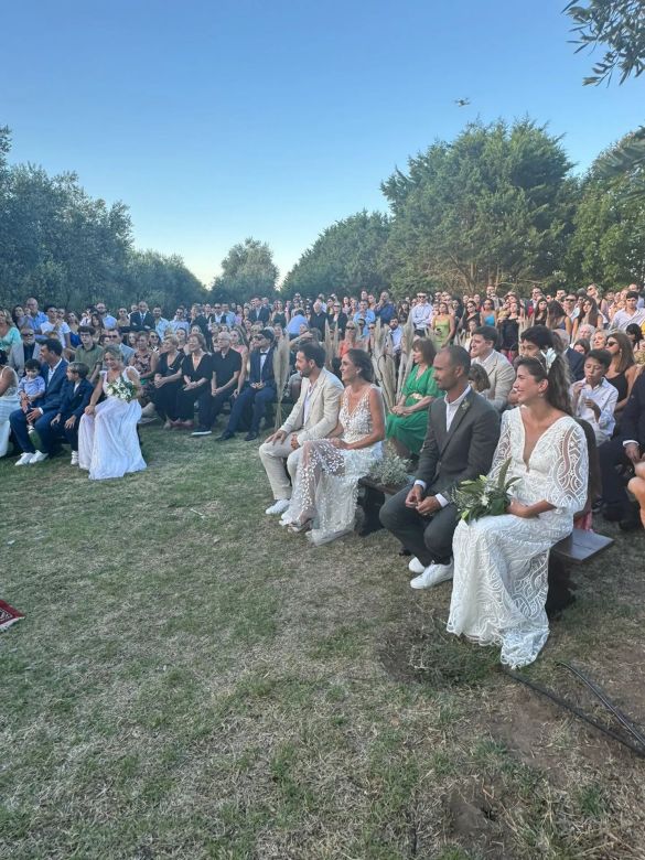 “¿Y si nos casamos todos juntos?”: son ocho amigos de toda la vida y con su boda revolucionaron un pueblo