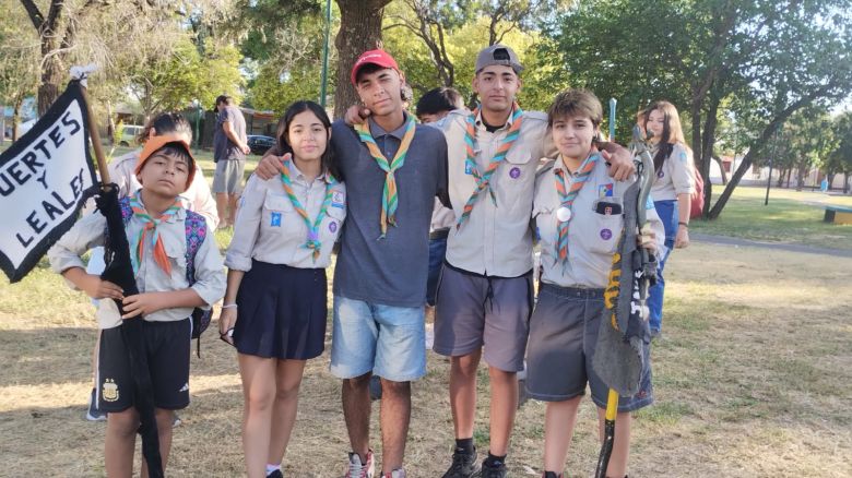 Es scout, su mamá no podía pagar el campamento y cortó el pasto para viajar con sus hermanos