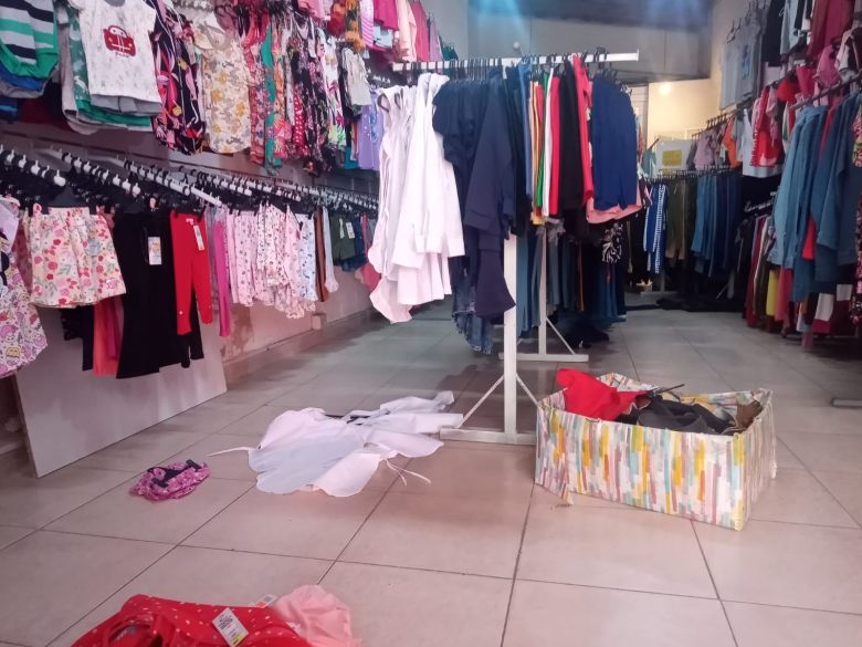 Asaltaron una tienda de ropa en Sebastián Vera al 100