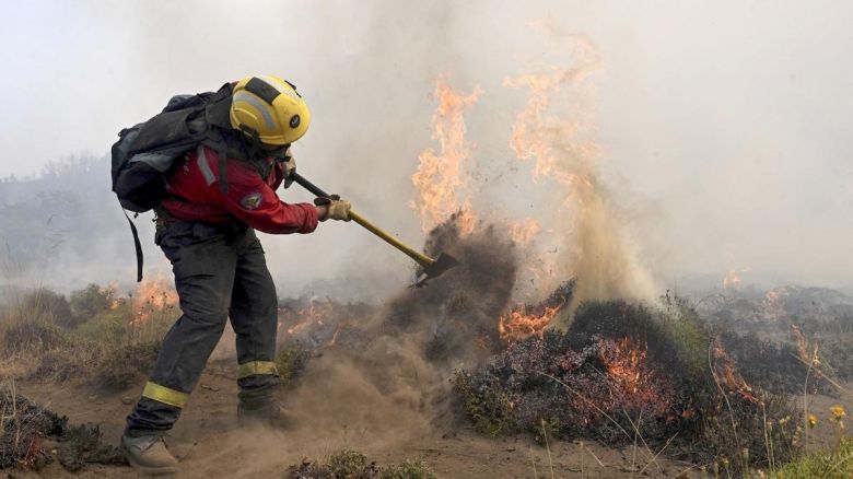 Lograron "controlar" y "contener" sectores del incendio en el parque Los Alerces