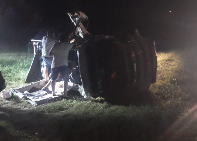 Tres personas heridas al chocar dos vehículos en el puente de Chucul