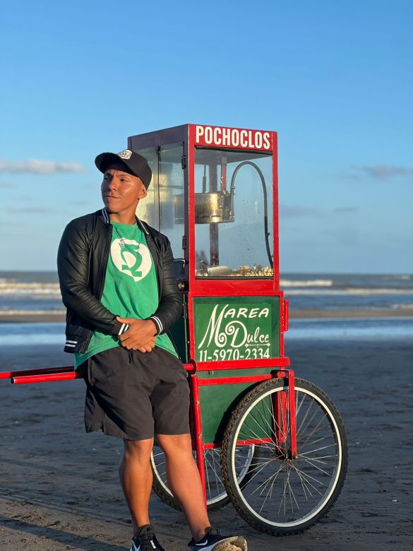 Quién es el vendedor ambulante que se volvió viral por la onda que le pone a su trabajo