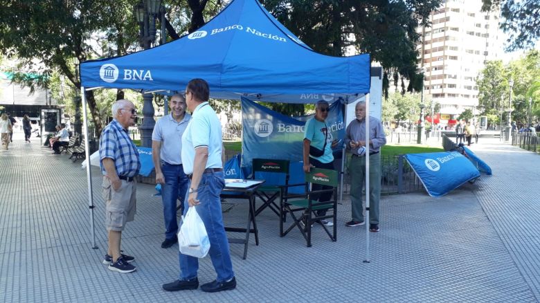 Juntan firmas en rechazo a la privatización del Banco Nación