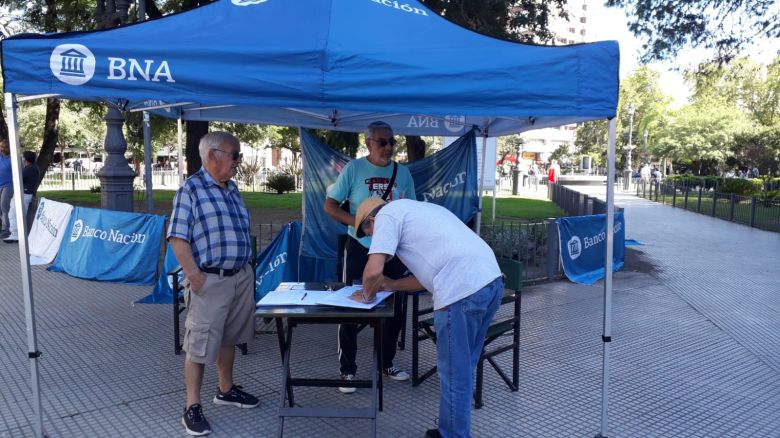 Juntan firmas en rechazo a la privatización del Banco Nación