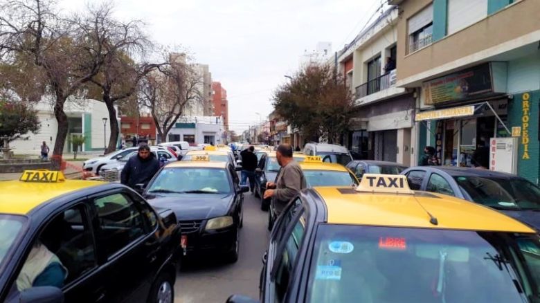 Continúan los controles a taxis y remises 