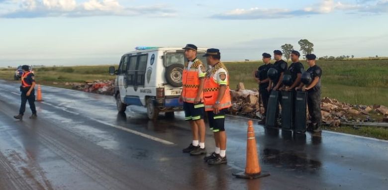 Volcó un camión con vinos y fue la policía a custodiarlo