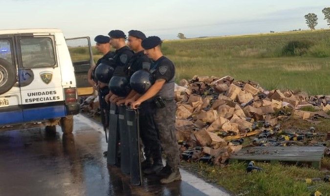 Volcó un camión con vinos y fue la policía a custodiarlo