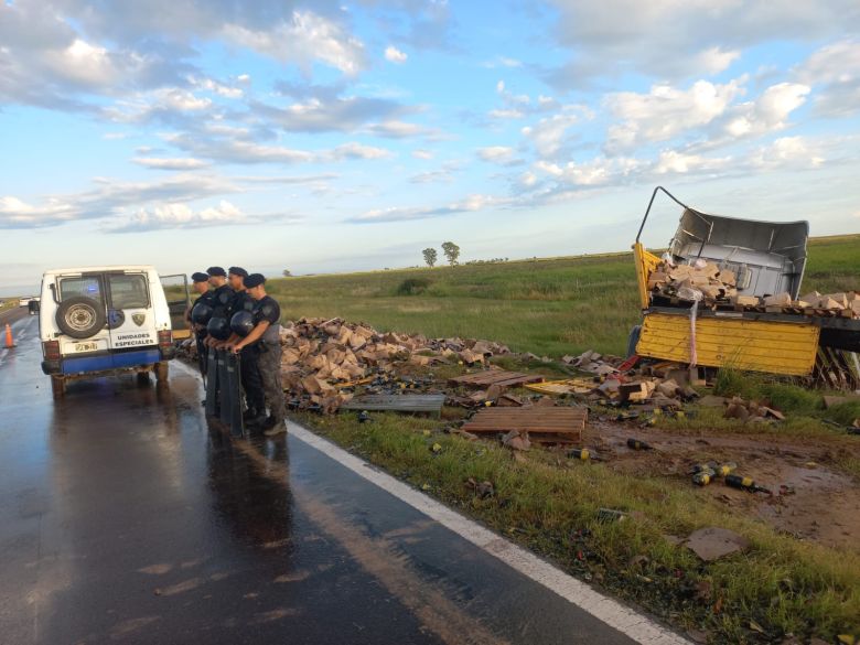 Volcó un camión con vinos y fue la policía a custodiarlo