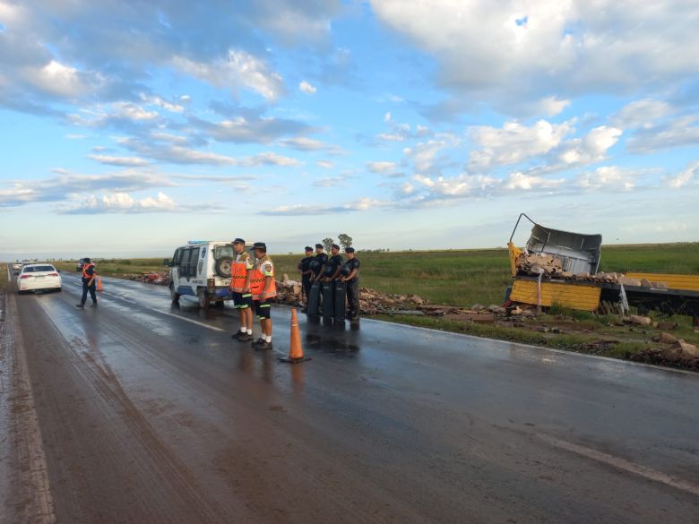 Volcó un camión con vinos y fue la policía a custodiarlo