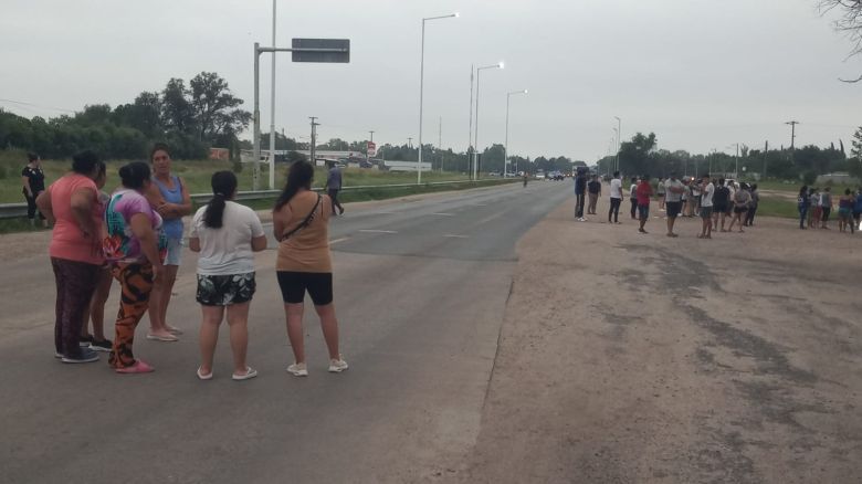 Cortan la ruta A005 en protesta por el joven apuñalado en un intento de robo