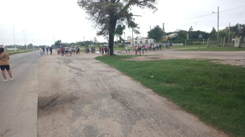 Cortan la ruta A005 en protesta por el joven apuñalado en un intento de robo