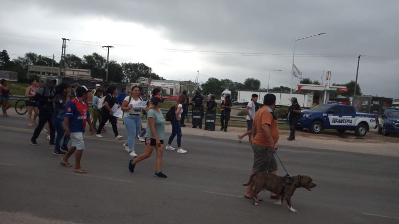 Cortan la ruta A005 en protesta por el joven apuñalado en un intento de robo